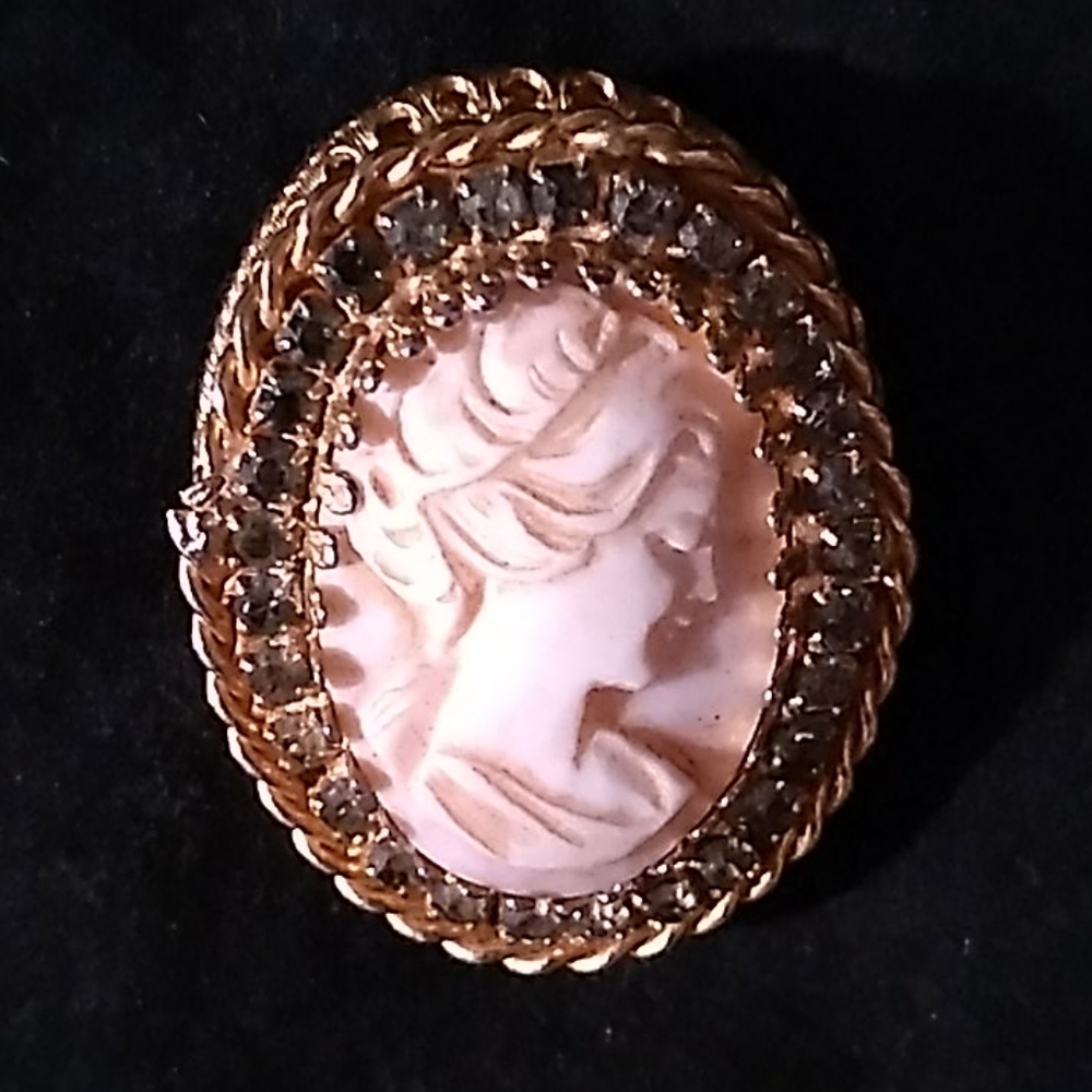 HOBE VINTAGE CAMEO SIGNED RHINESTONES BROOCH/NECKLACE